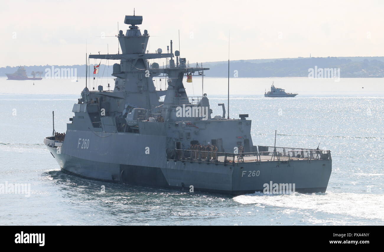 Die deutsche Marine Corvette FGS Braunschweig Segeln von Portsmouth, Großbritannien am 3. Oktober 2018 Nach einem kurzen Besuch der Naval Base Stockfoto