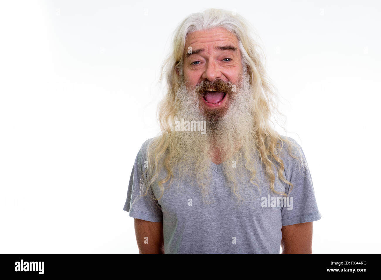Studio shot von Happy älterer bärtiger Mann lächelnd beim Lachen Stockfoto