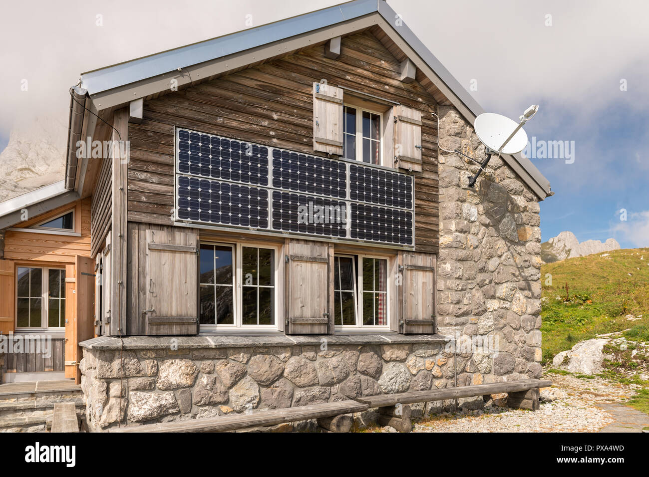 Auf einer Hausfassade feste Fotovoltaikanlagen. Stockfoto