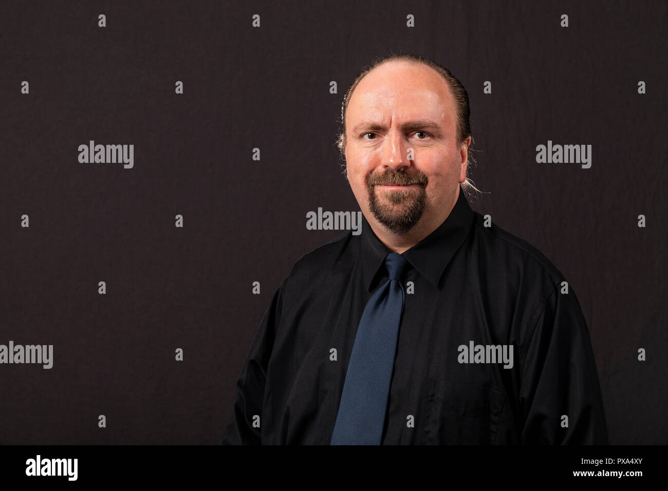 Porträt eines Mannes, der ein schwarzes Hemd mit Krawatte. Stockfoto