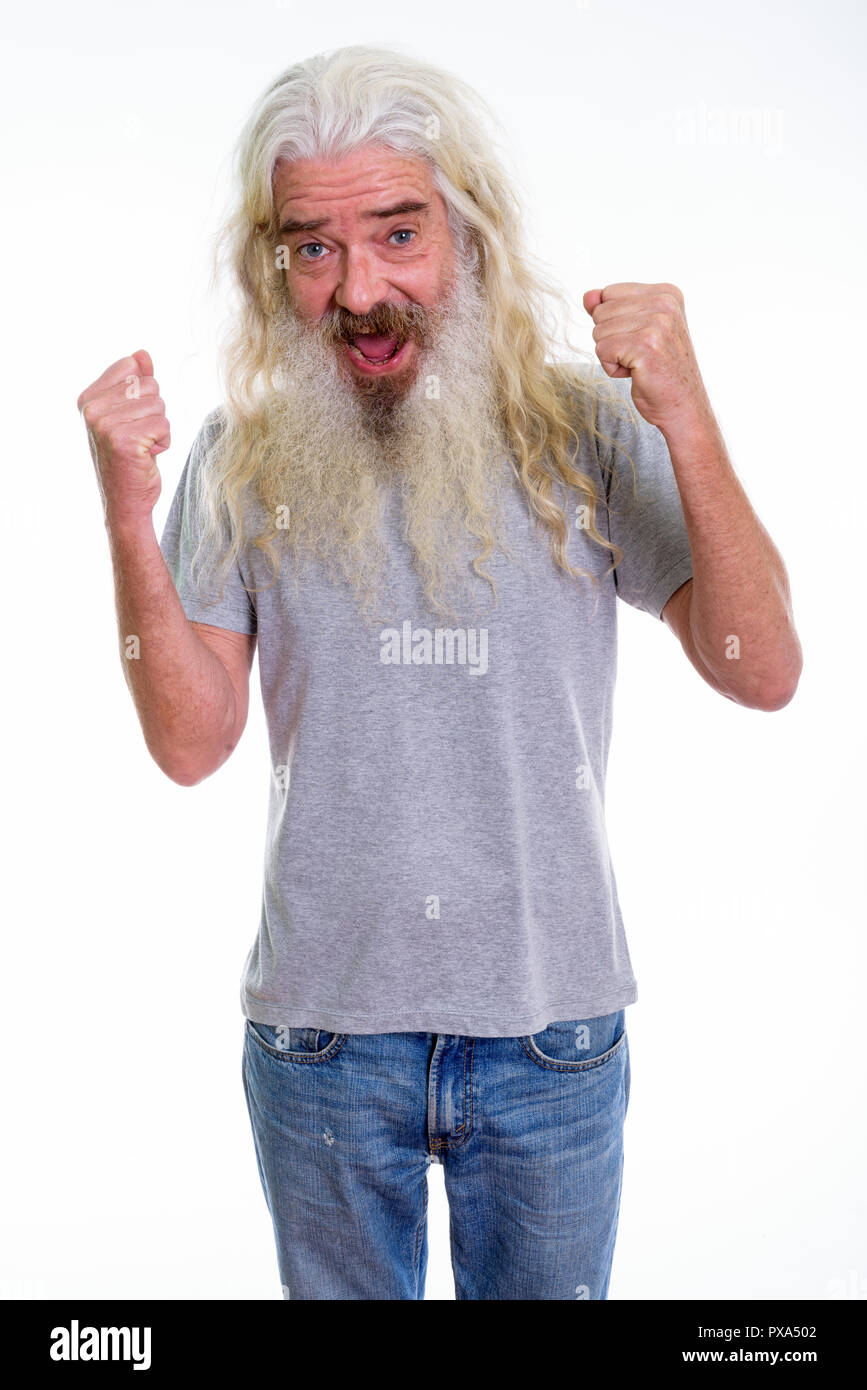 Studio shot von Happy älterer bärtiger Mann lächelnd und ständigen whi Stockfoto