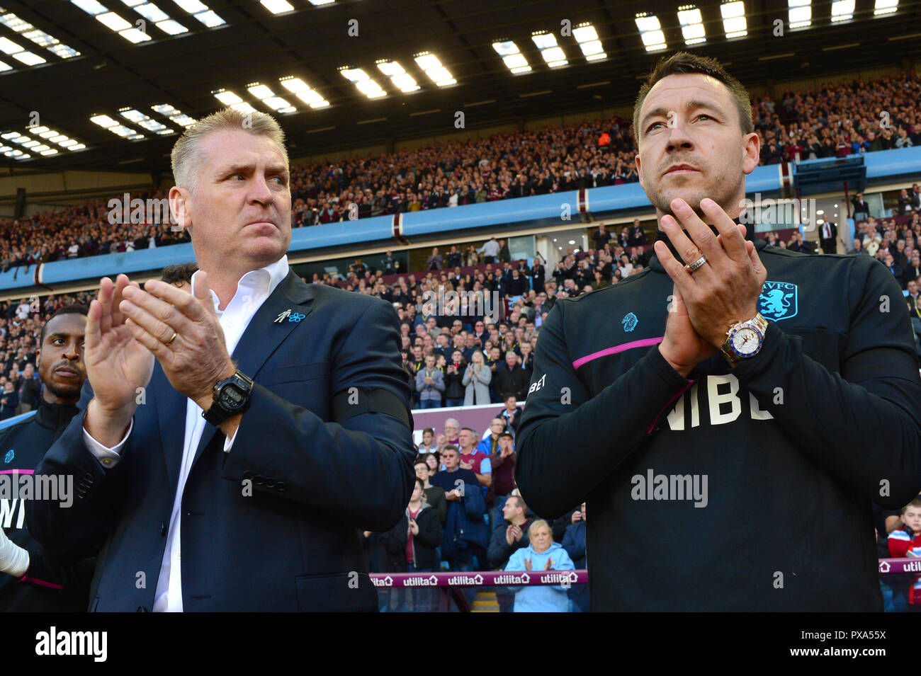 Aston Villa Head Coach Dean Smith (links) und Assistent John Terry während des minutenlangen Applaus für den späten Doug Ellis während des Sky Bet Championship Spiels in Villa Park, Birmingham. DRÜCKEN SIE VERBANDSFOTO. Bilddatum: Samstag, 20. Oktober 2018. Siehe PA Story SOCCER Villa. Bildnachweis sollte lauten: Anthony Devlin/PA Wire. EINSCHRÄNKUNGEN: Keine Verwendung mit nicht autorisierten Audio-, Video-, Daten-, Fixture-Listen, Club-/Liga-Logos oder „Live“-Diensten. Online-in-Match-Nutzung auf 120 Bilder beschränkt, keine Videoemulation. Keine Verwendung in Wetten, Spielen oder Veröffentlichungen für einzelne Vereine/Vereine/Vereine/Spieler. Stockfoto