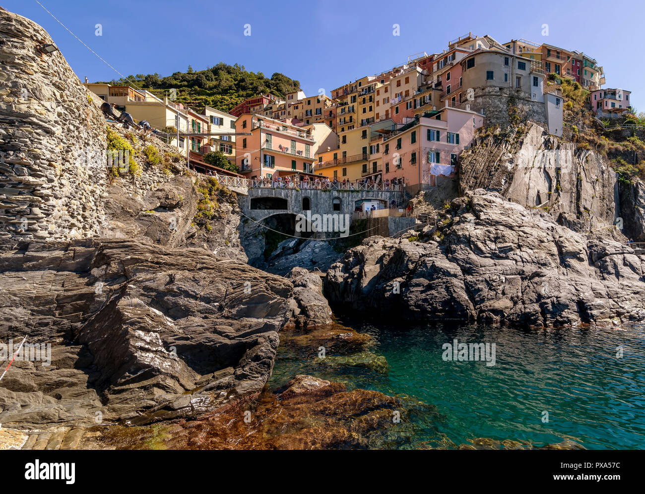 Manarola aus dem Meer an einem wunderschönen sonnigen Tag gesehen, Cinque Terre, Ligurien, Italien Stockfoto