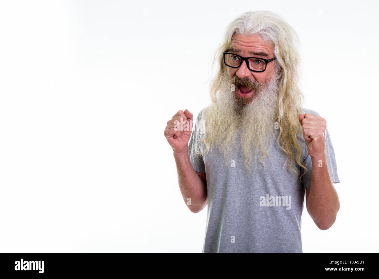 Studio shot von Happy älterer bärtiger Mann lächelnd, während sie ex Stockfoto