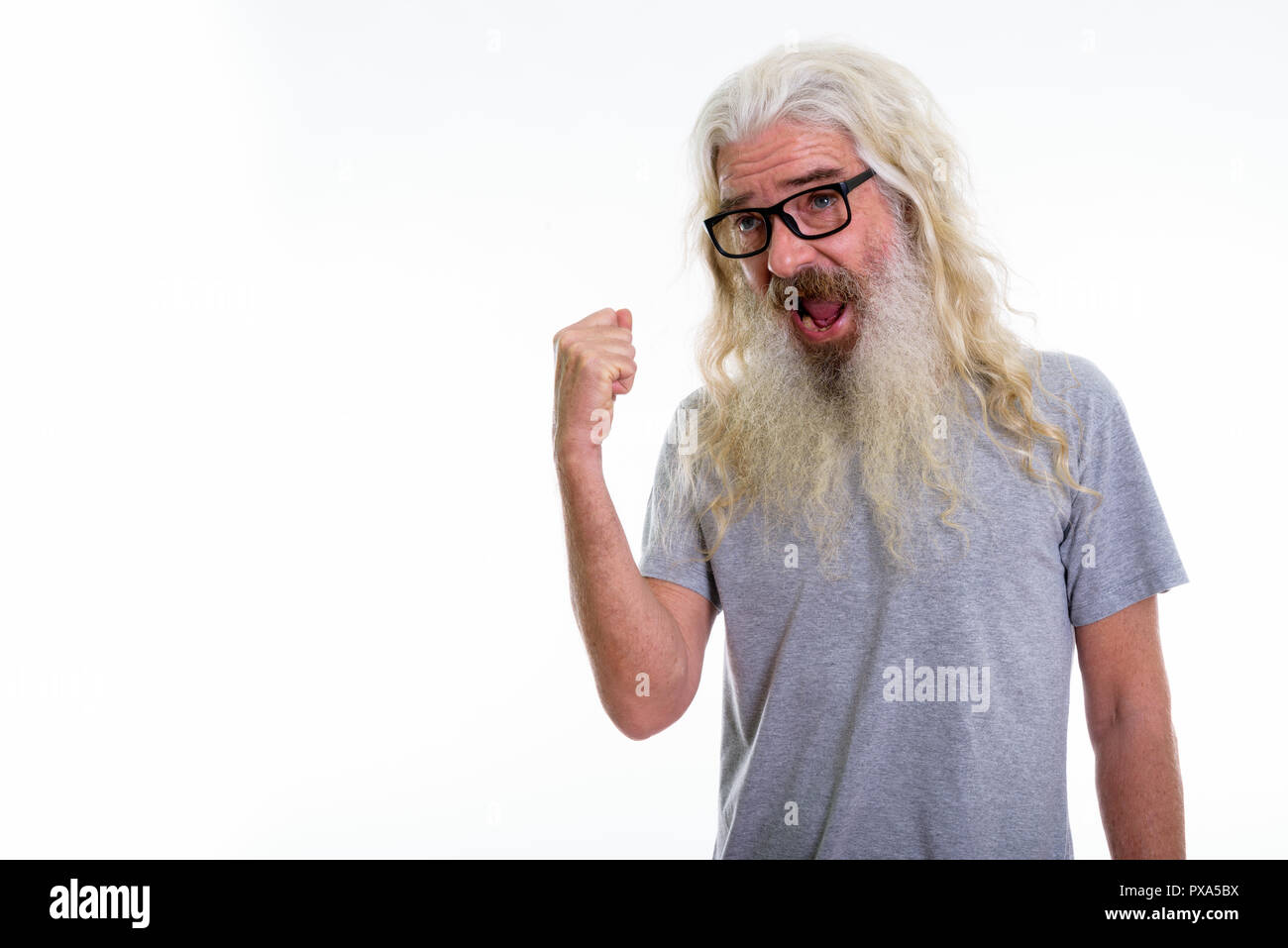 Studio shot von Happy älterer bärtiger Mann lächelnd, während sie Mo Stockfoto