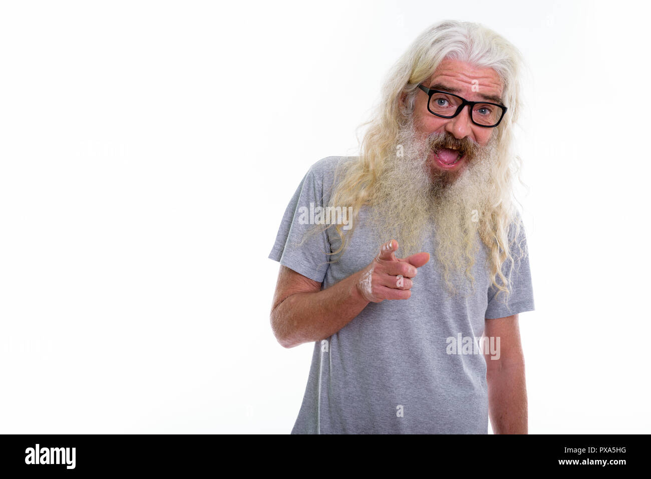 Studio shot von Happy älterer bärtiger Mann Lächeln und Lachen whi Stockfoto