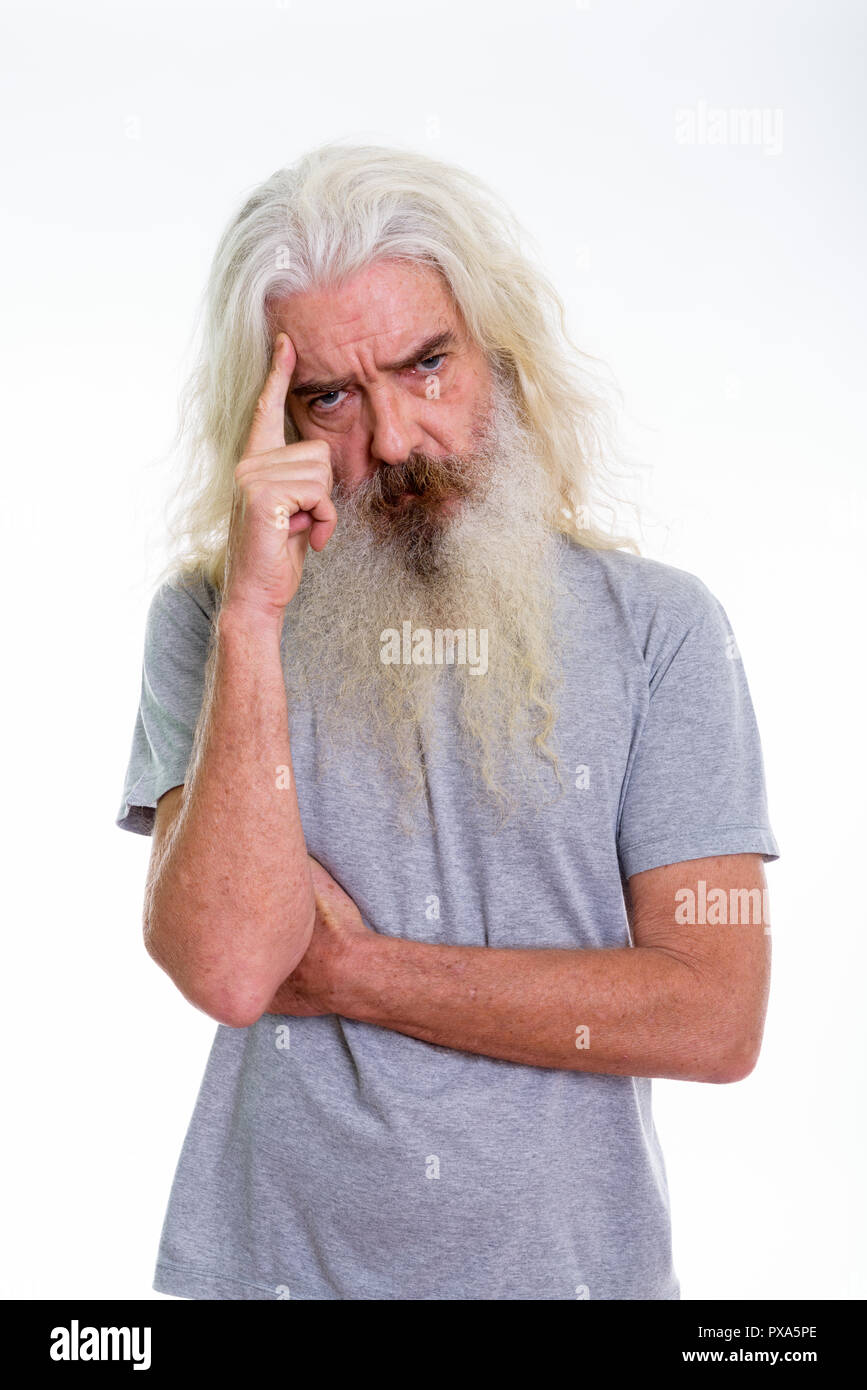 Studio shot der älteren bärtigen Mann denken mit Finger auf dem Kopf Stockfoto