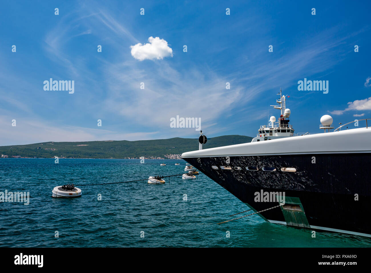 Bug eines Schiffes, auf dem Wasser mit verspielten Reflexionen von der Adria Gewässer, Tivat, Montenegro Stockfoto