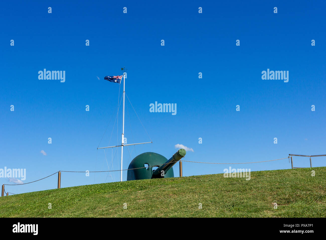 Australien Flagge schwenkten auf flagstaff und Vintage Kanone gegen den blauen Himmel in Newcastle, Australien. Stockfoto