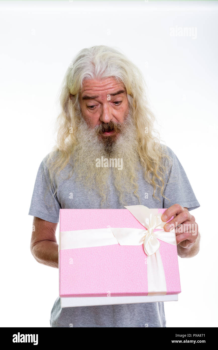 Studio shot von überrascht älterer bärtiger Mann öffnen Geschenkbox rea Stockfoto