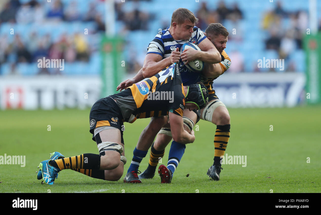 Die Badewanne Tom Ellis wird durch Wespen James Gaskell und Thomas Young während der Heineken europäischen Champions Cup Match in der Ricoh Arena in Coventry in Angriff genommen. Stockfoto