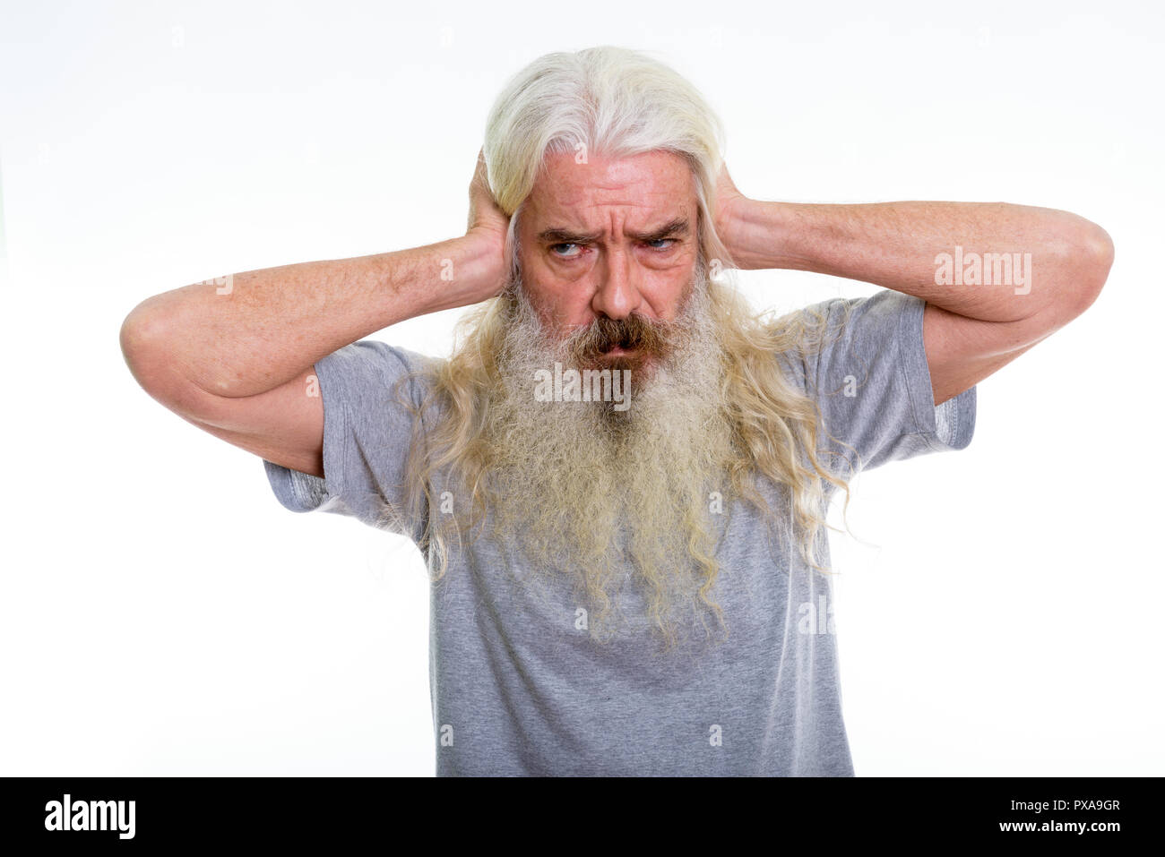 Studio shot der älteren bärtigen Mann denken, während die Ohren Stockfoto