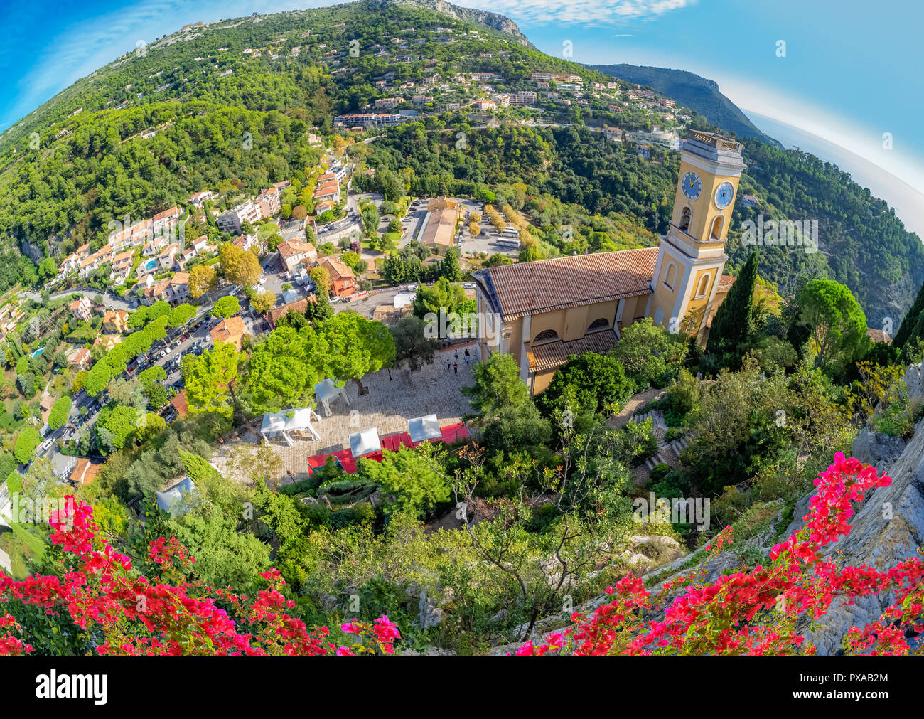 Luftaufnahme über Eze Stadtbild und Umgebung, mit mittelalterlichen Kirche innerhalb der Zitadelle Stadt, in Frankreich Stockfoto