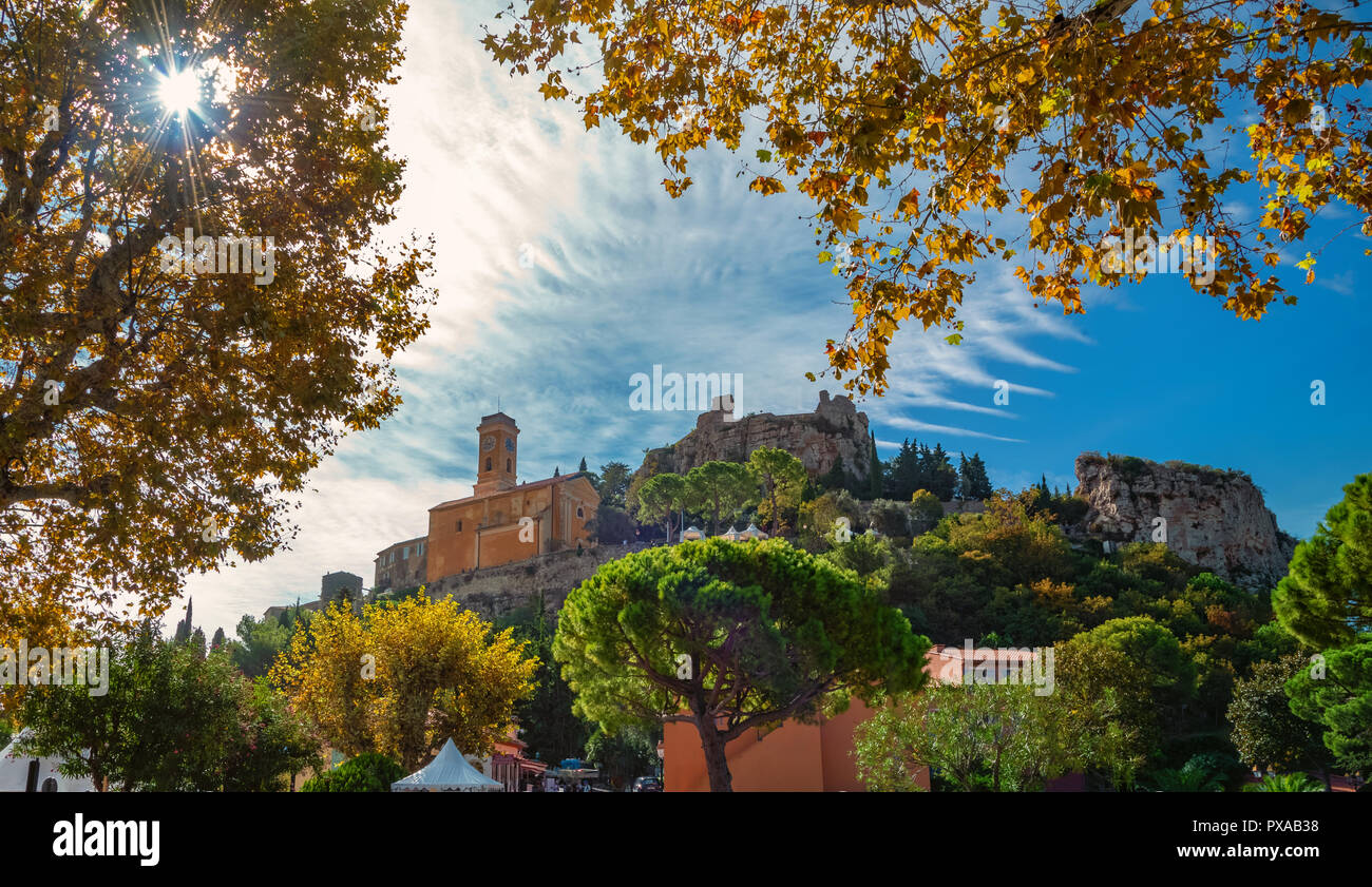 Eze Stadtbild und Umgebung, mit mittelalterlichen Kirche innerhalb der Zitadelle im Herbst, Frankreich Stockfoto