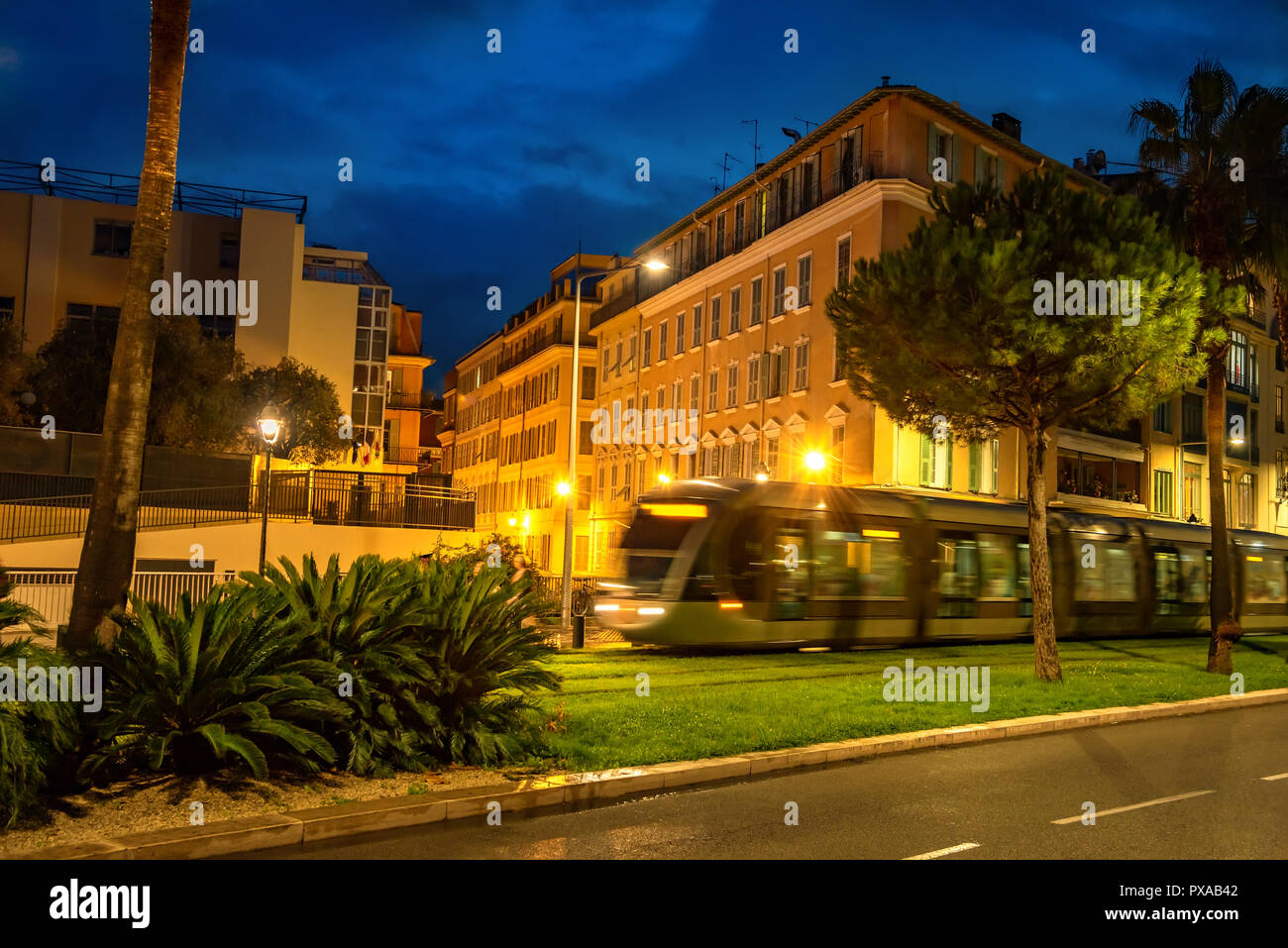 Blaue Stunde Bild mit traditioneller Architektur und Straßenbahn auf dem französischen Azurblaue Küste von Nizza Stockfoto