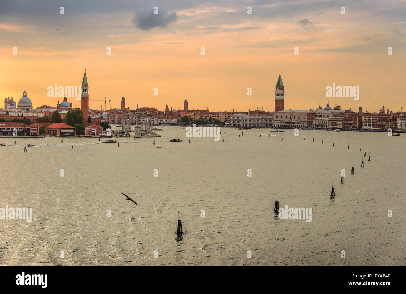 Venedig Panorama vom Meer während der zauberhaften Sonnenuntergang. Romantische Himmel von Venedig, Italien, Europa. Stockfoto