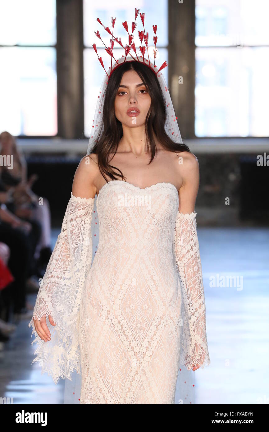 NEW YORK, NY - 14. April: ein Modell geht der Start- und Landebahn während des Watters Frühjahr 2019 Bridal fashion show am 14. April 2018 in New York City. Stockfoto