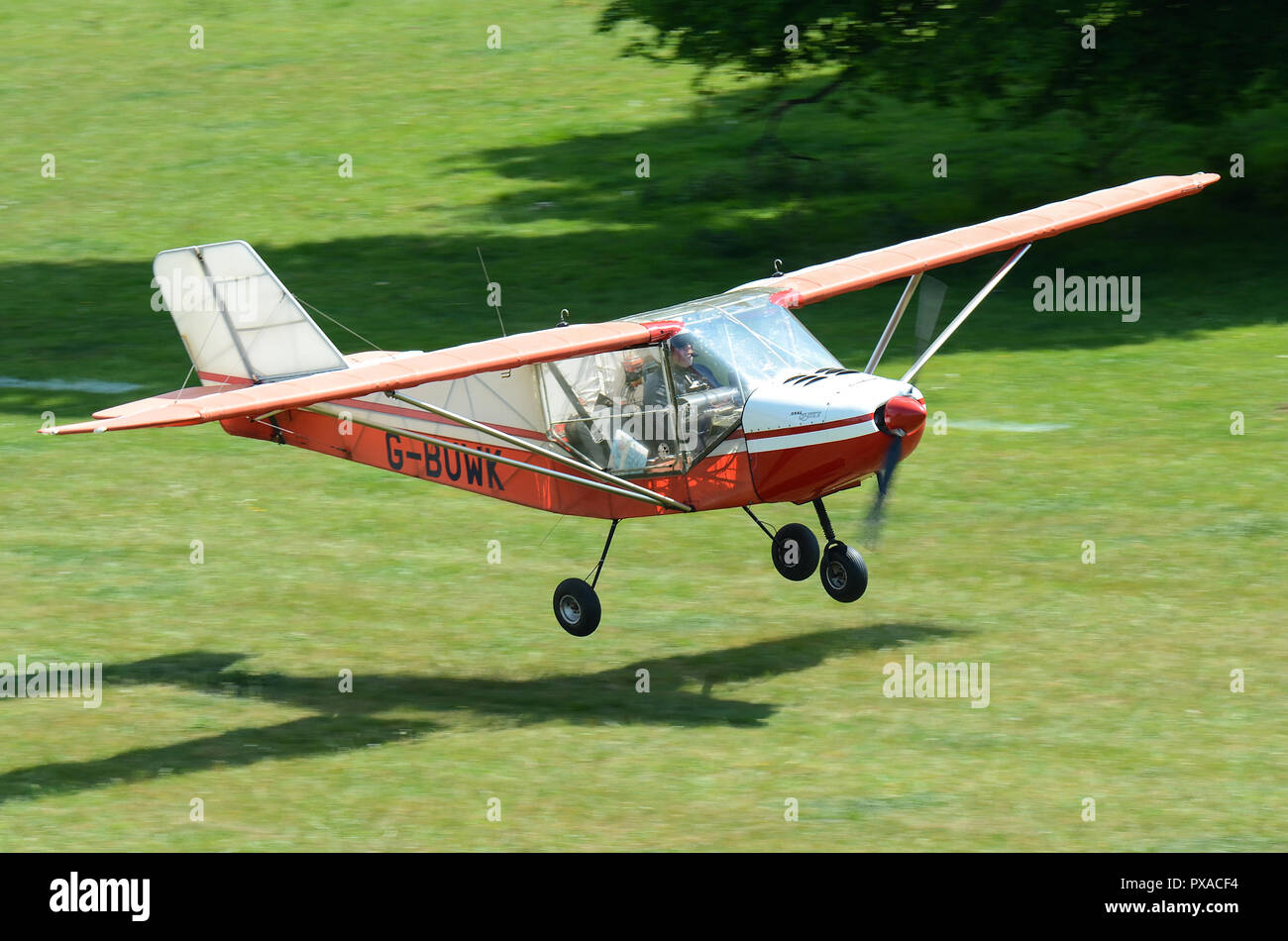 Warriner Rans S 6-116 Super Coyote Licht sport Flugzeug Landung am Henham Park Landschaft grass Airstrip in Suffolk, Großbritannien. Von Bäumen gesäumten Graspiste. Stockfoto