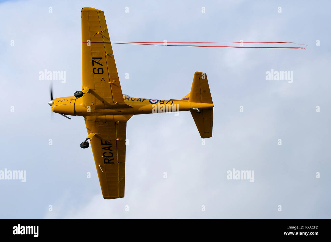 De Havilland Canada Chipmunk T22 in der Royal Canadian Air Force gelben Farben. Fliegen bei Shuttleworth Airshow mit Band von Stunt. Platz für Kopie Stockfoto