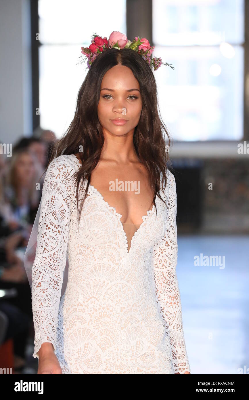 NEW YORK, NY - 14. April: ein Modell geht der Start- und Landebahn während des Watters Frühjahr 2019 Bridal fashion show am 14. April 2018 in New York City. Stockfoto