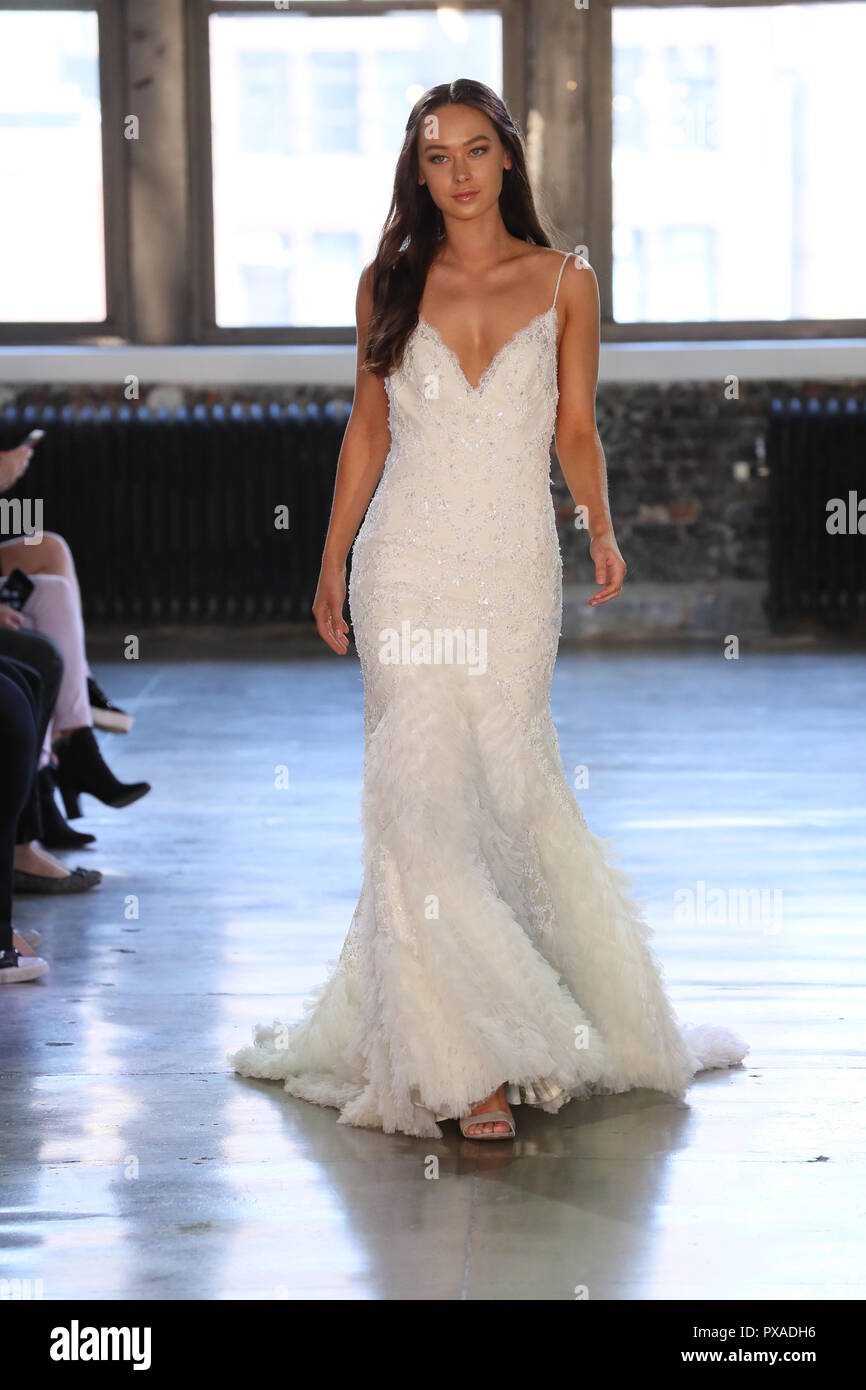 NEW YORK, NY - 14. April: ein Modell geht der Start- und Landebahn während des Watters Frühjahr 2019 Bridal fashion show am 14. April 2018 in New York City. Stockfoto