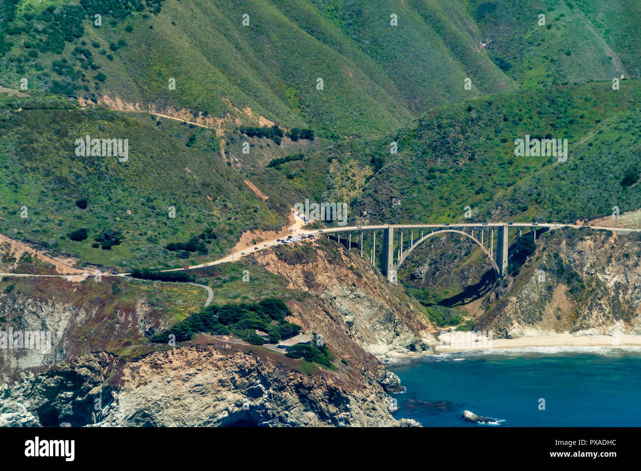 Bixby Creek Bridge auf dem Highway 1 in Kalifornien aus dem Flugzeug an einem sonnigen Tag gesehen. Stockfoto