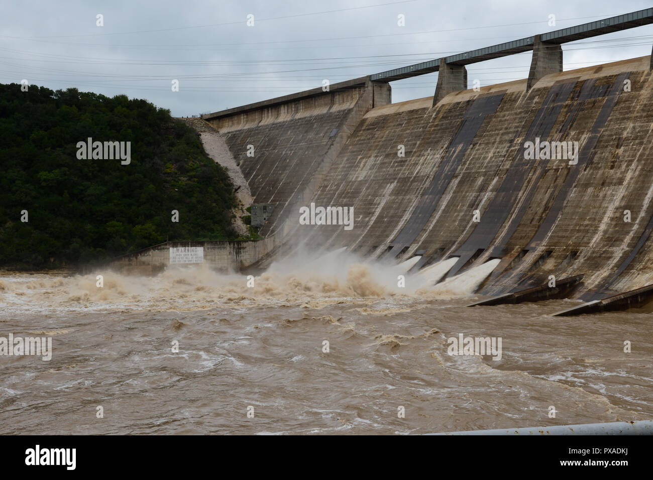 Wasser aus Mansfield Damm Austin TX als Teil der Hochwasserschutz freigegeben Stockfoto