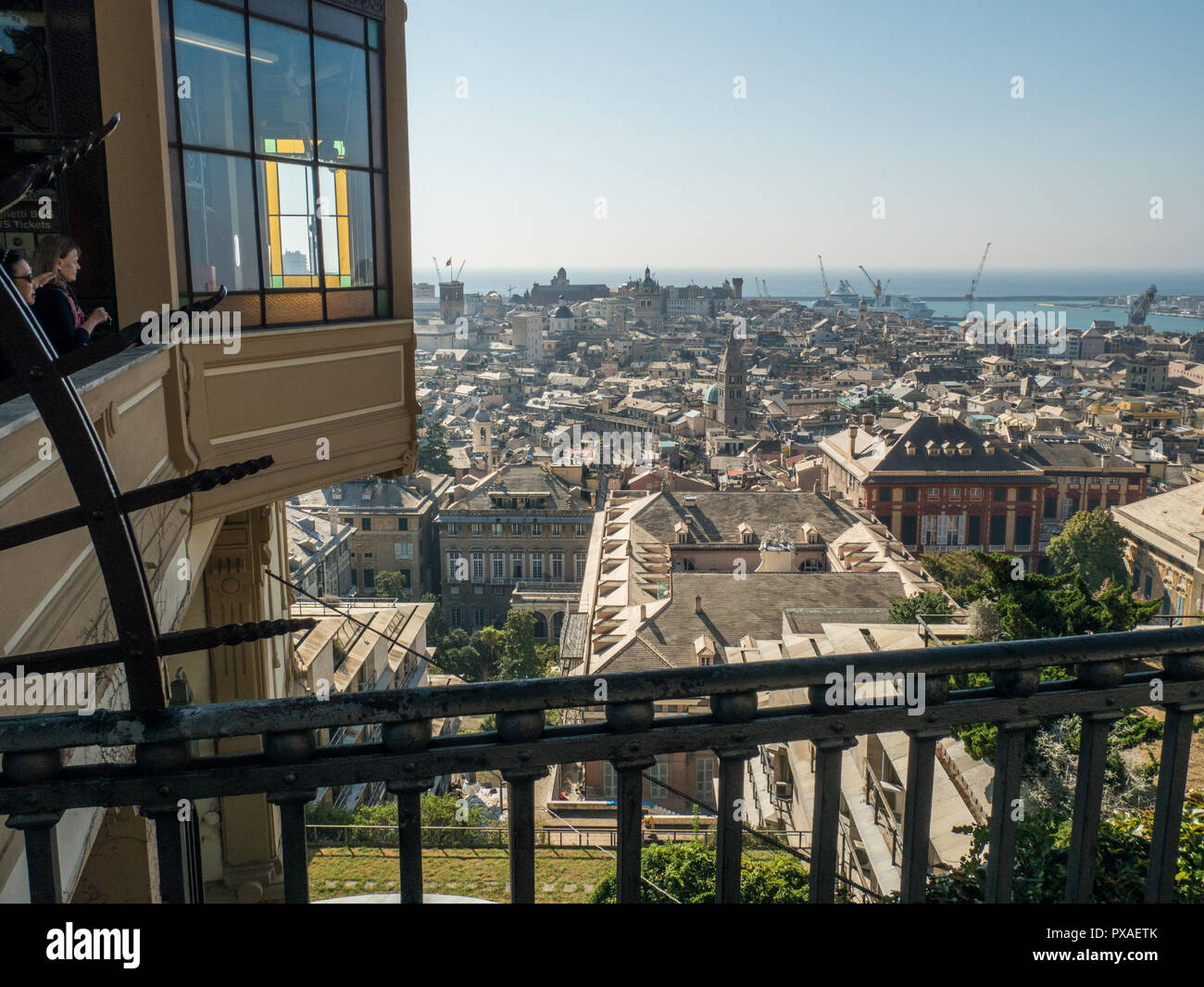 Genua aus Sicht Spianata Castelletto, durch den Aufzug auf der linken Seite oder über Stufen erreichbar. Palazzo Rosso rechts. Ligurien, Italien Stockfoto
