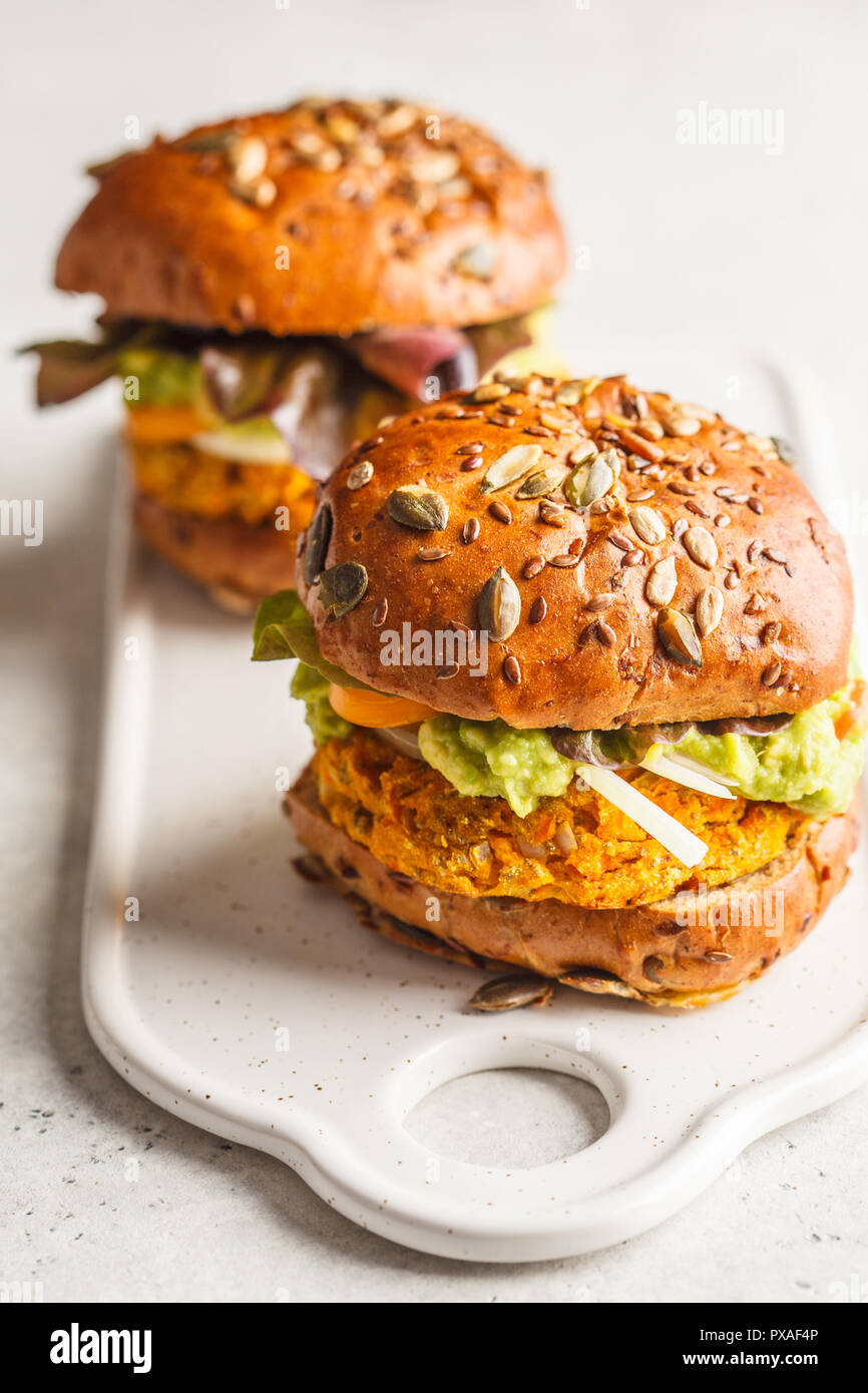 Vegan Kurbis Burger Auf Weissen Hintergrund Pflanzlichen Burger Avocado Gemuse Und Brotchen Stockfotografie Alamy