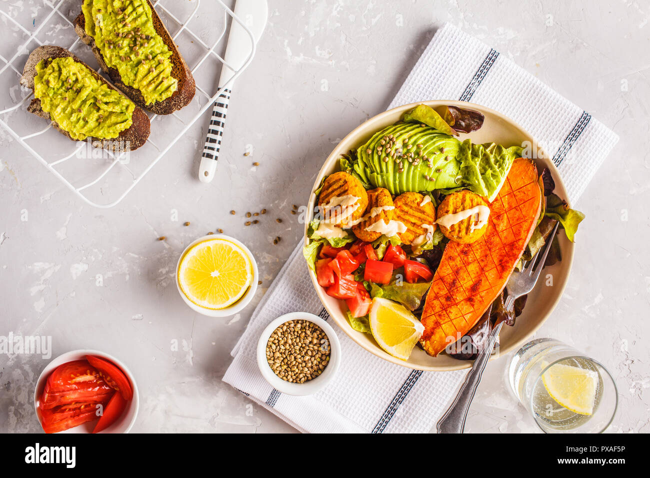 Vegan Rainbow Schüssel: Frikadellen Gemüse-, Avocado-, Kartoffel und Salat. Auf Basis pflanzlicher Ernährung Konzept. Stockfoto