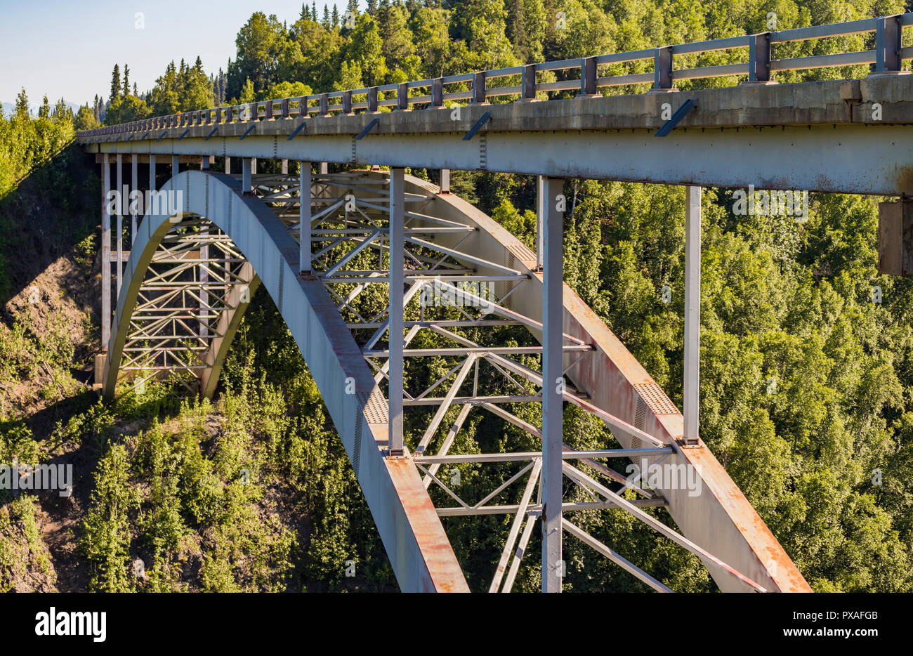 Hurricane Gulch Brücke, eine stählerne Bogenbrücke überspannt Hurrikan Nebenfluß am Parks Highway, Denali State Park, Alaska im Sommer. Stockfoto