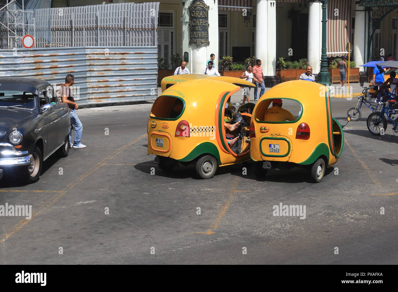 Havanna, EL Capitolio Square, Kuba - April 2015: eine Reise sollte in den alten kubanischen Region mit klassischen und altes Modell Taxis gemacht werden. Stockfoto