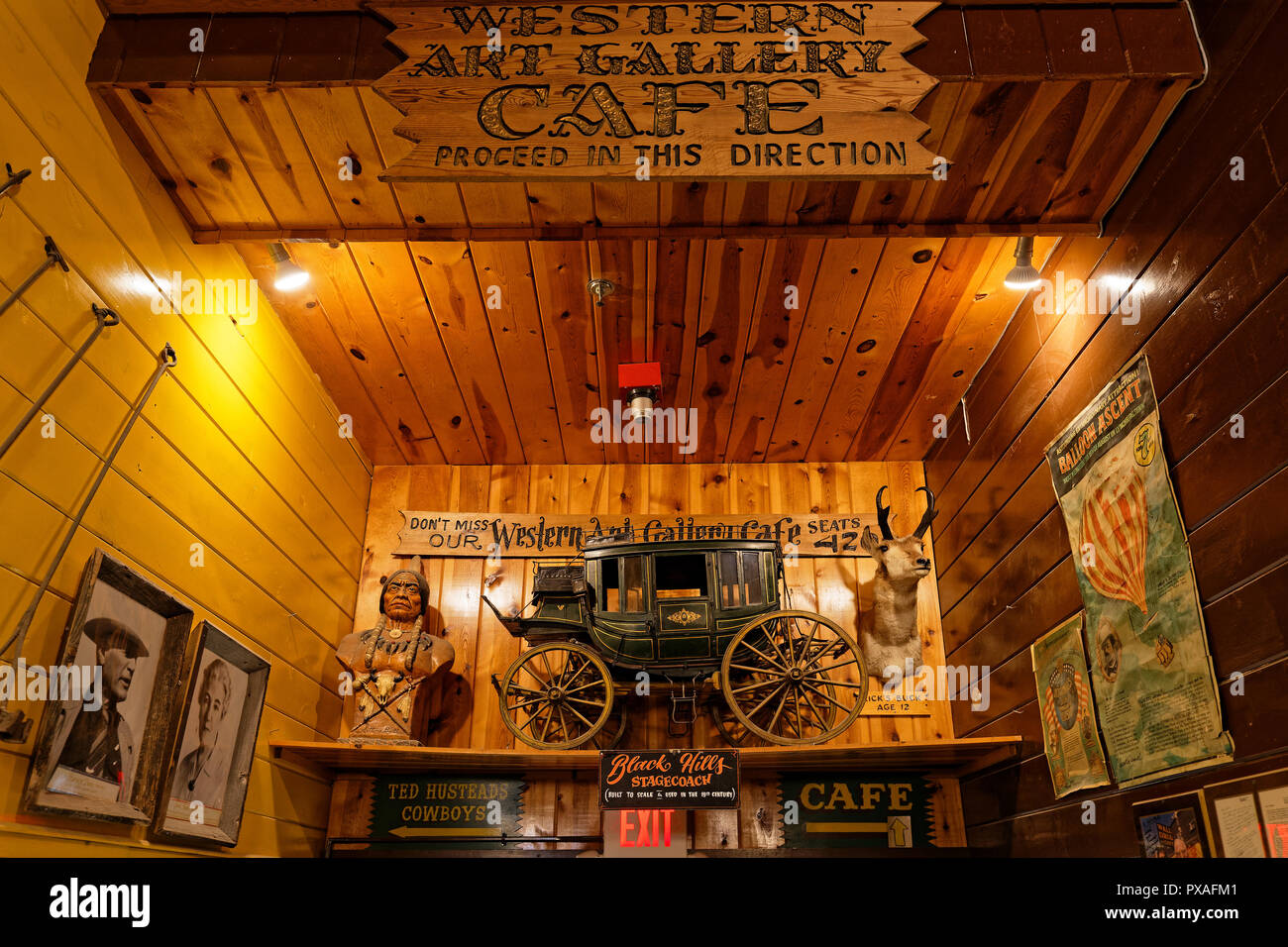Wand, South Dakota, 15. September 2018: Im Inneren der Wand Drug Store, eine Drogerie und eine touristische Attraktion in der Innenstadt von Wall, South Dak Stockfoto Wand, South Dakota, 15. September 2018: Im Inneren der Wand Drug Store, eine Drogerie und eine touristische Attraktion in der Innenstadt von Wall, South Dak Stockfoto