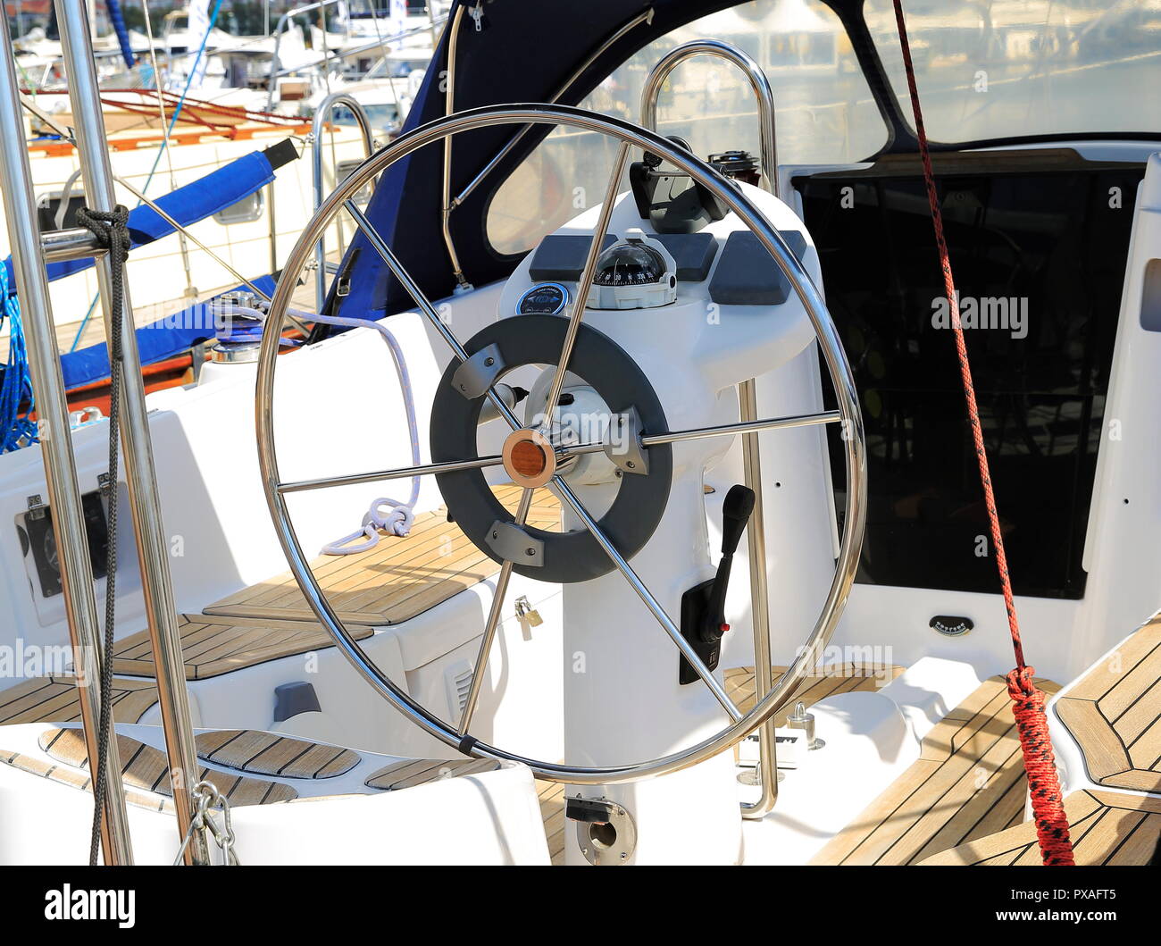 Detail ansicht Segelboot in Marina verankert. Stockfoto