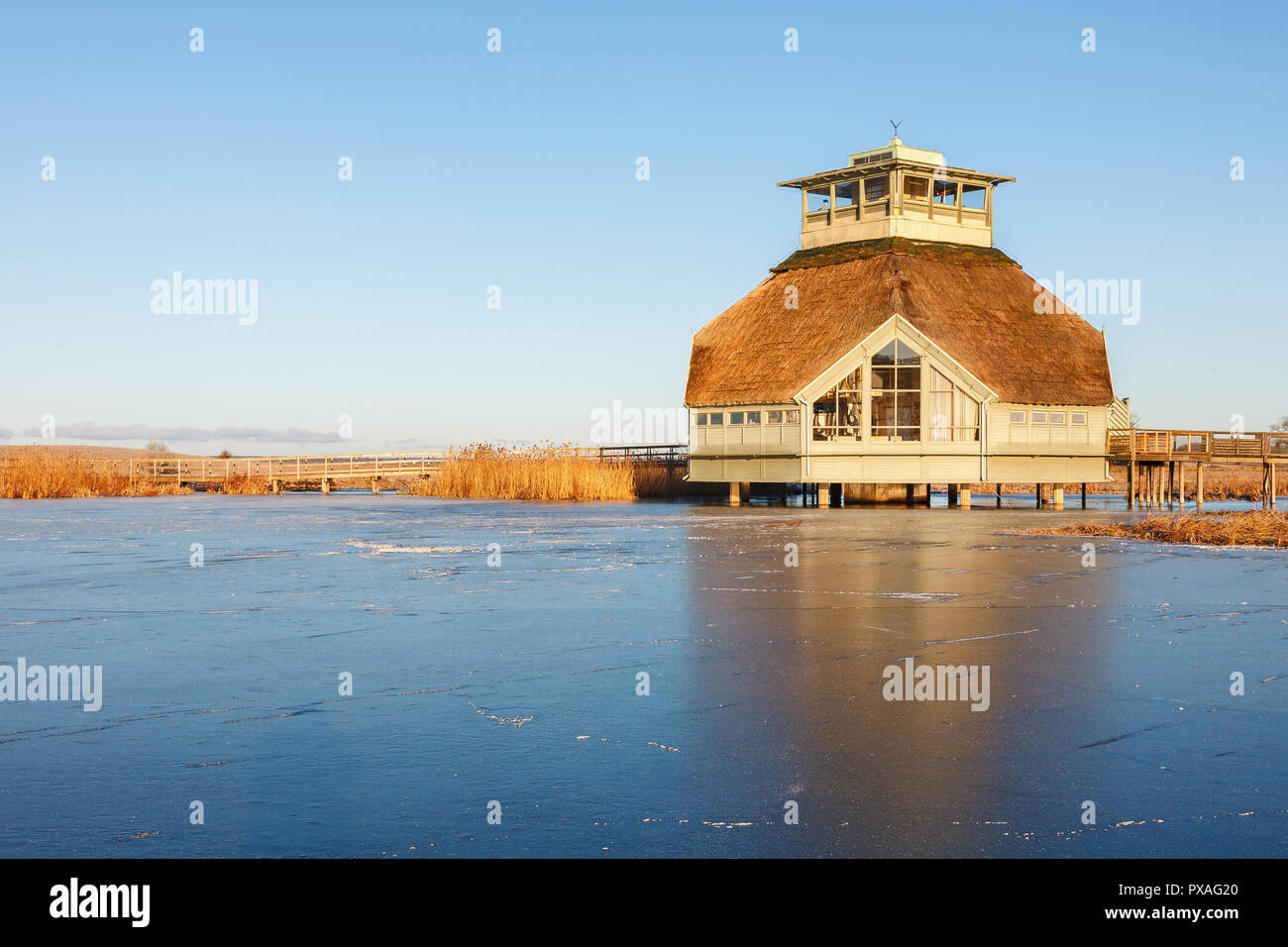 Besucherzentrum am Hornborgasee mit Eis auf dem See Stockfoto