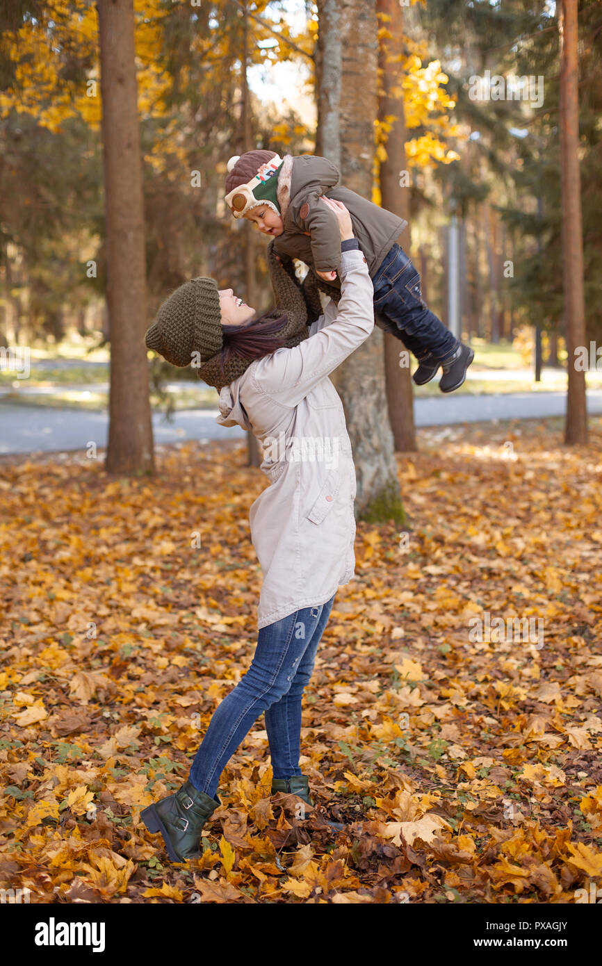 Little Baby Junge mit seiner Mutter in den Park Stockfoto