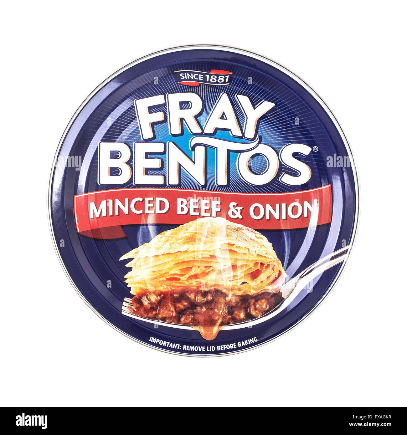 SWINDON, UK - 21. OKTOBER 2018: Fray Bentos gehacktes Rindfleisch und Zwiebeln Pie auf weißem Hintergrund Stockfoto