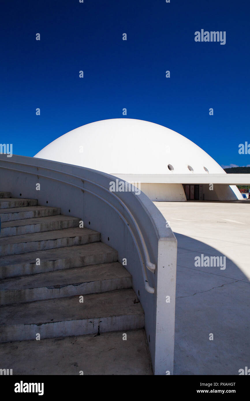 Madrid, Spanien - Juli 4,2017: Blick von Niemeyer Center Gebäude in Aviles. Das Kulturzentrum wurde von der brasilianische Architekt Oscar Niemeyer entworfen wurde. Stockfoto