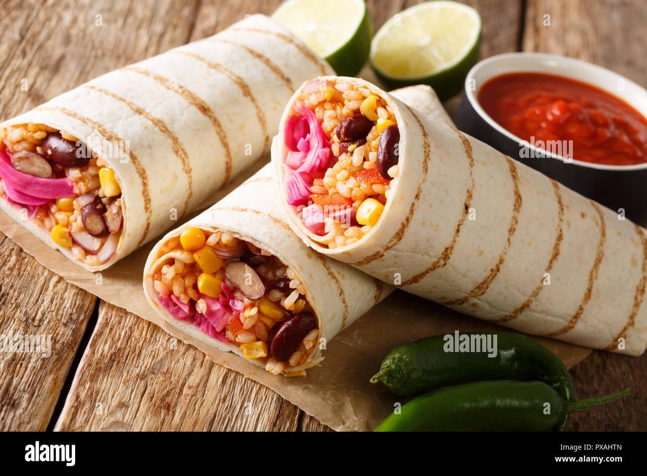 Köstliche gewürzte vegetarische Burrito mit Reis und Gemüse close-up auf  dem Tisch. Horizontale Stockfotografie - Alamy