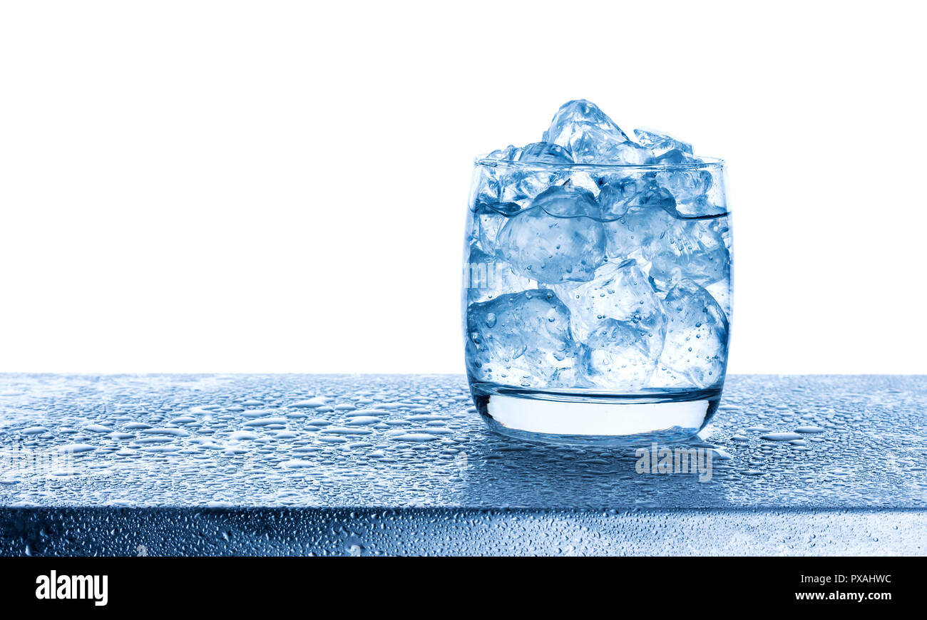Wasser mit crushed Ice Eiswürfel im Glas auf weißem Hintergrund Stockfoto