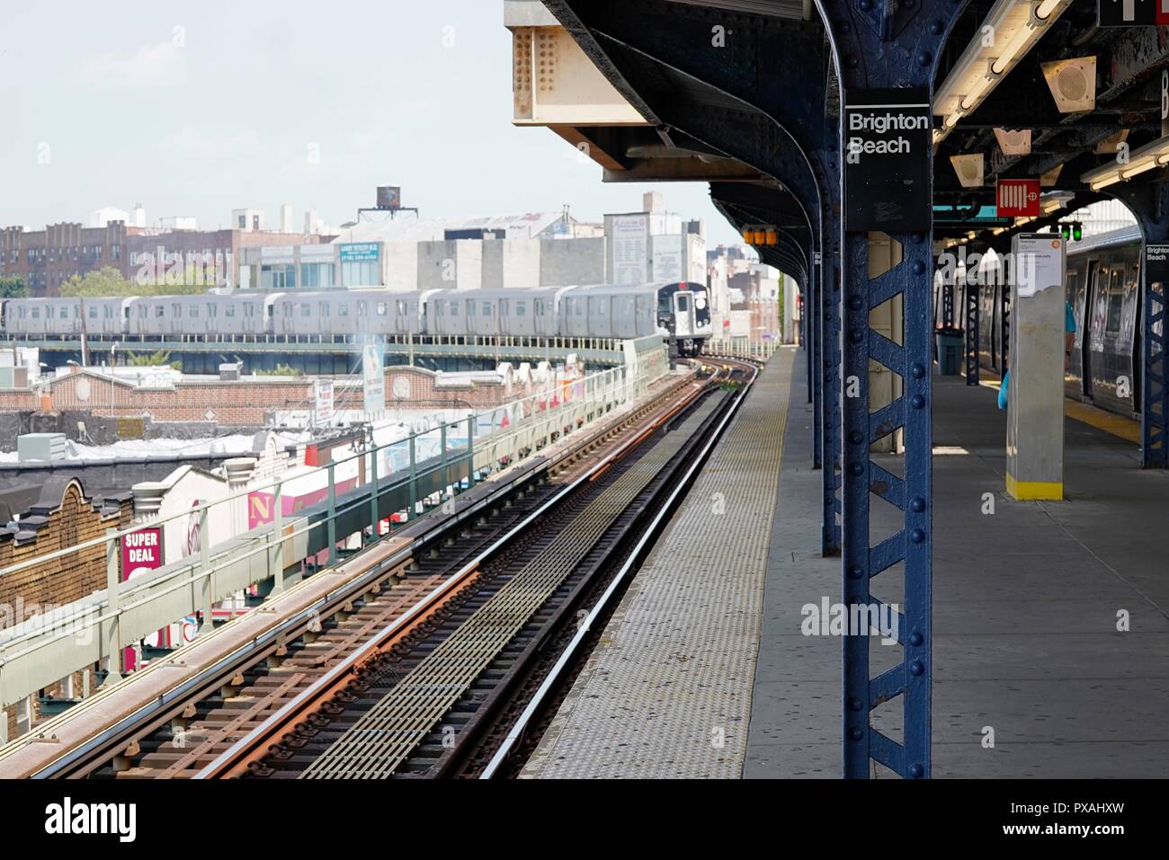 New York City, NY; August 2018: Züge und der Annäherung an den Strand von Brighton U-Bahn Haltestelle in Brooklyn, NY Stockfoto
