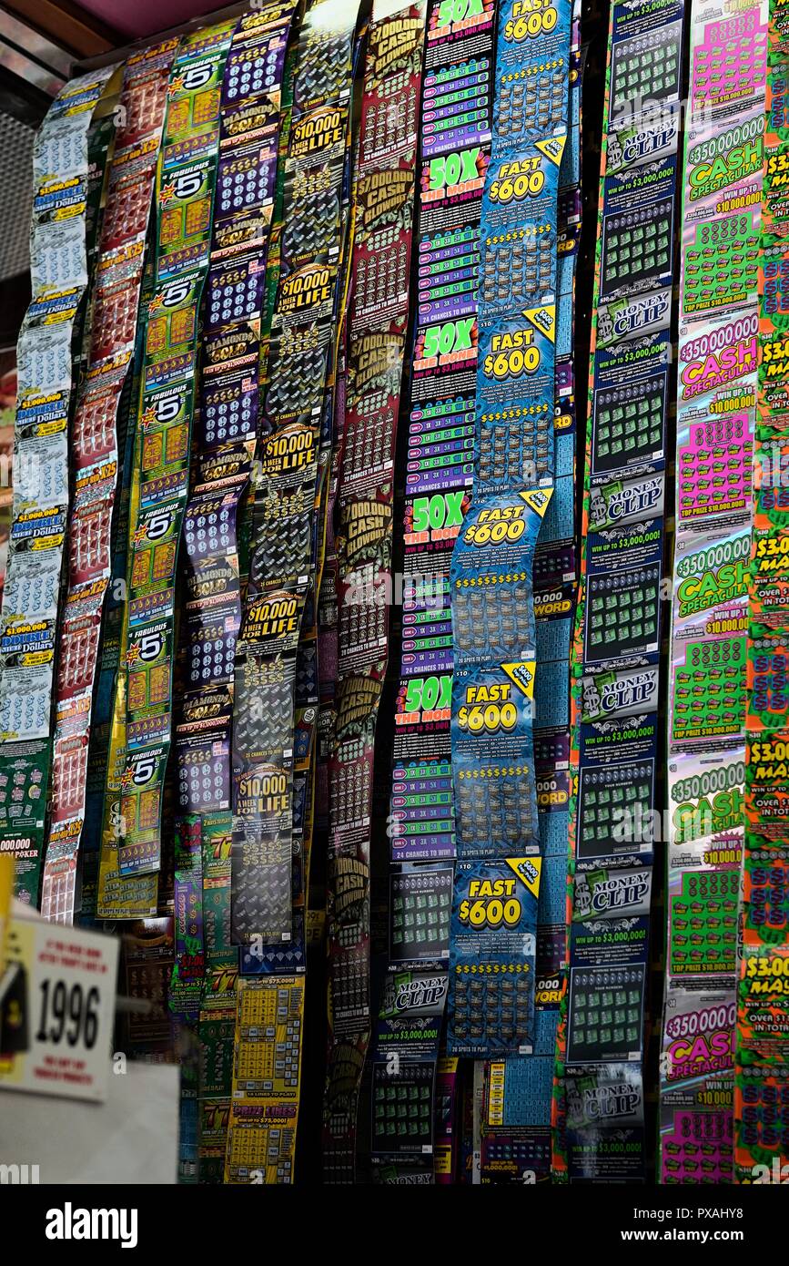 Brooklyn, NY; August 2018: eine Wand voller Scratch Off Lottery tickets Stockfoto