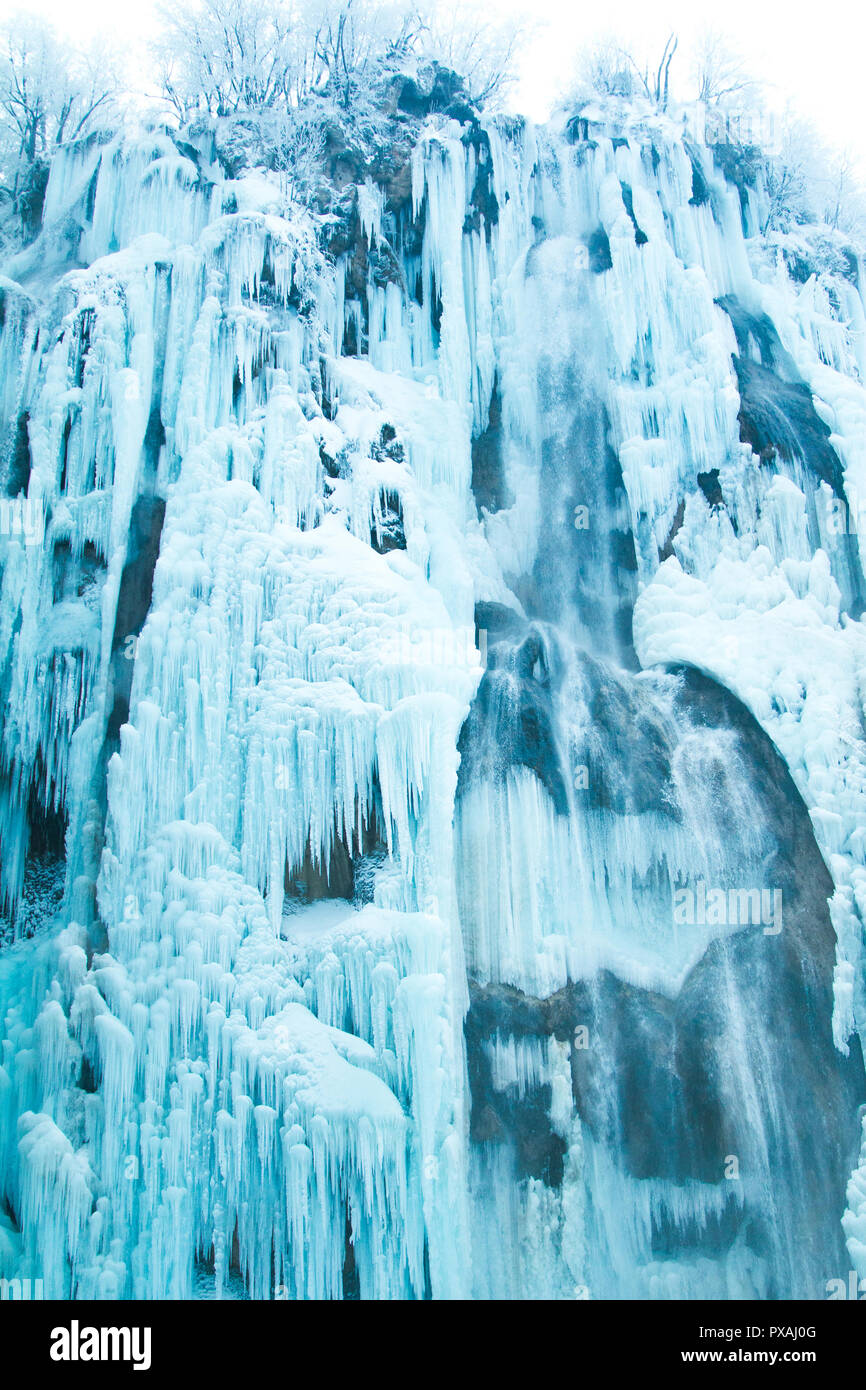 Kroatien, Plitivice, gefrorene Wasserfälle im Winter in der Natur Park Plitvicka jezera Stockfoto