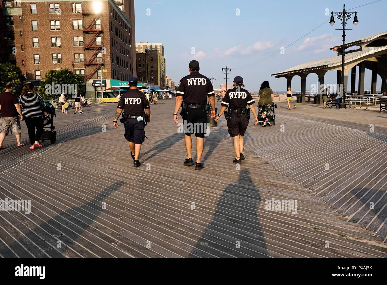 Brooklyn, NY; August 2018: New Yorker Polizisten patrouillieren die Brighton Beach Boardwalk Stockfoto