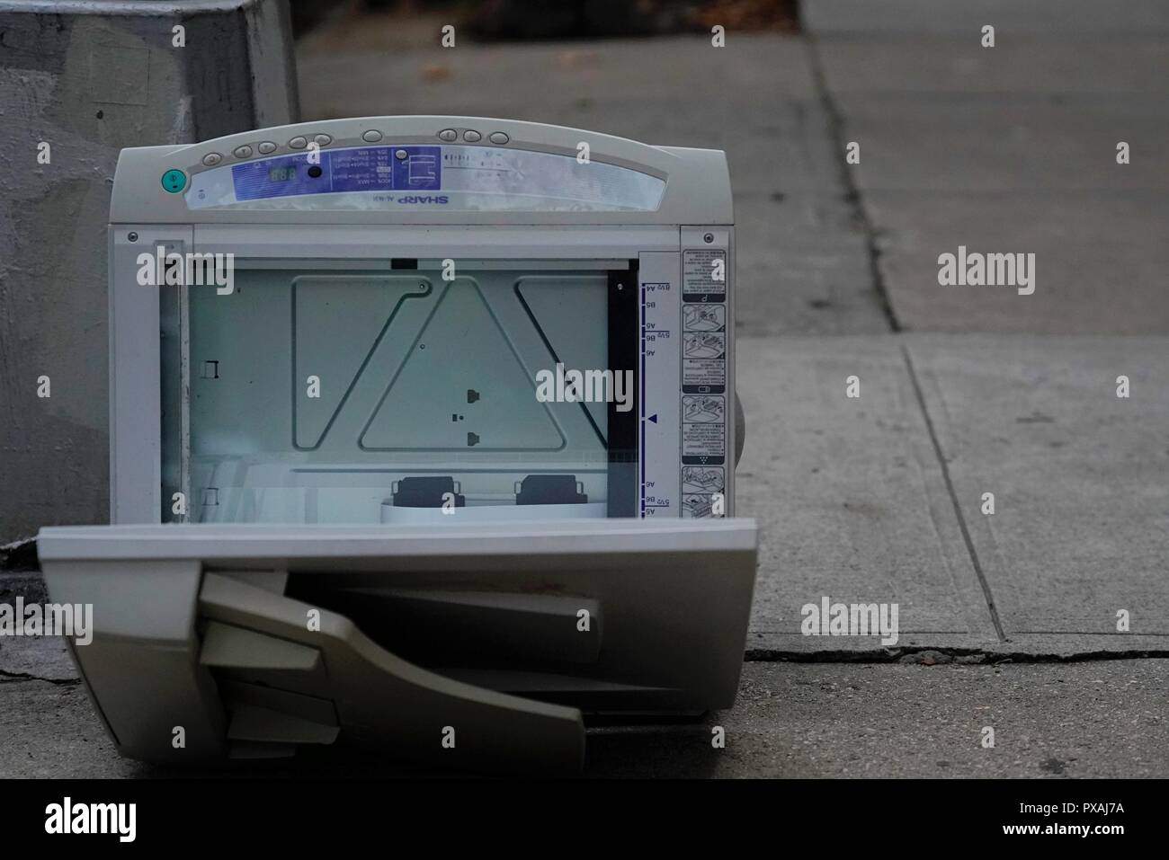 Eine verlassene Copy Machine legt auf dem Bürgersteig Stockfoto