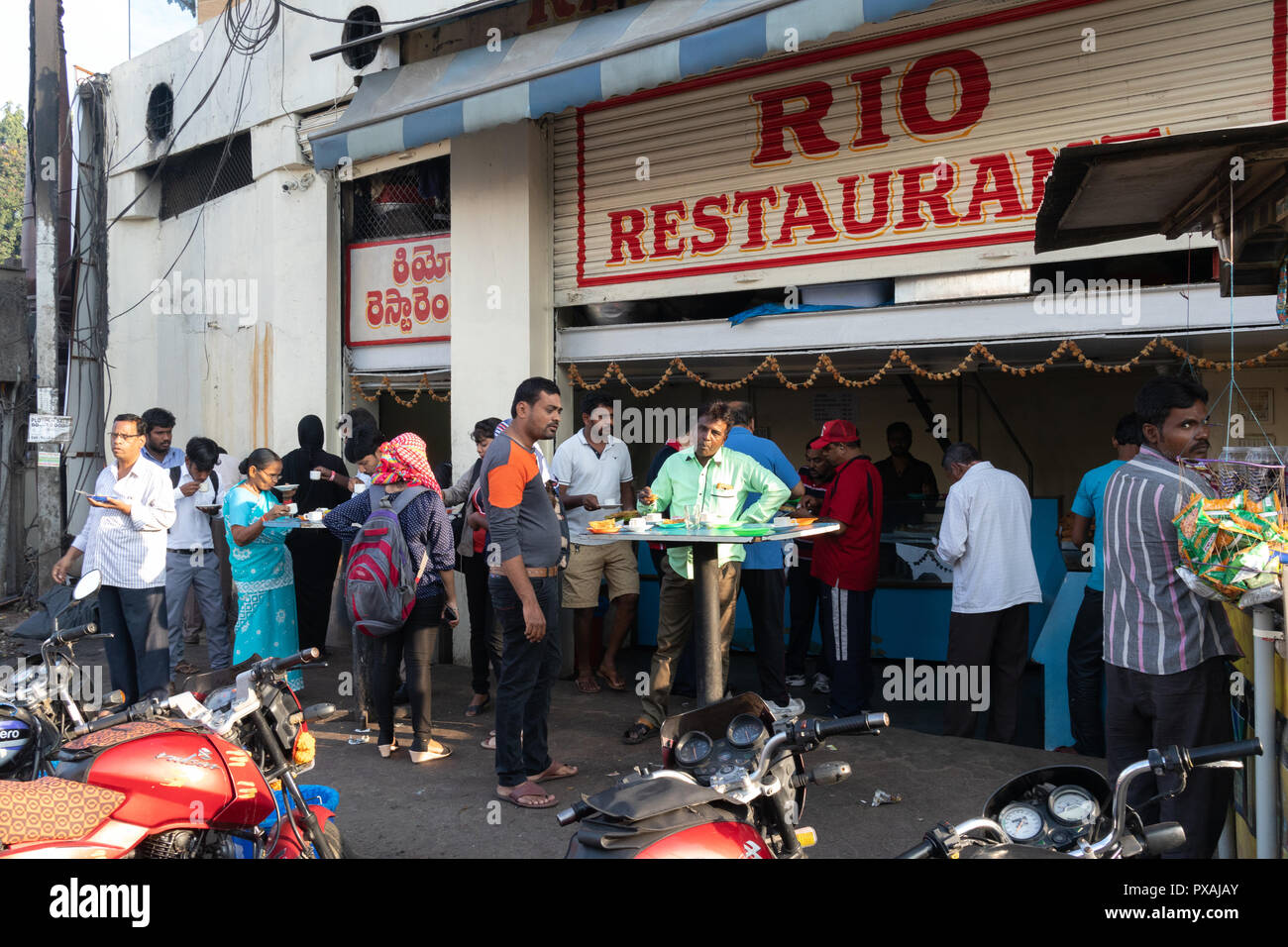 HYDERABAD, Indien - Oktober 20,2018 Menschen trinken Chai am Rio Restaurant, eine beliebte Irani Cafe für seine Chai in Hyderabad, Indien Stockfoto