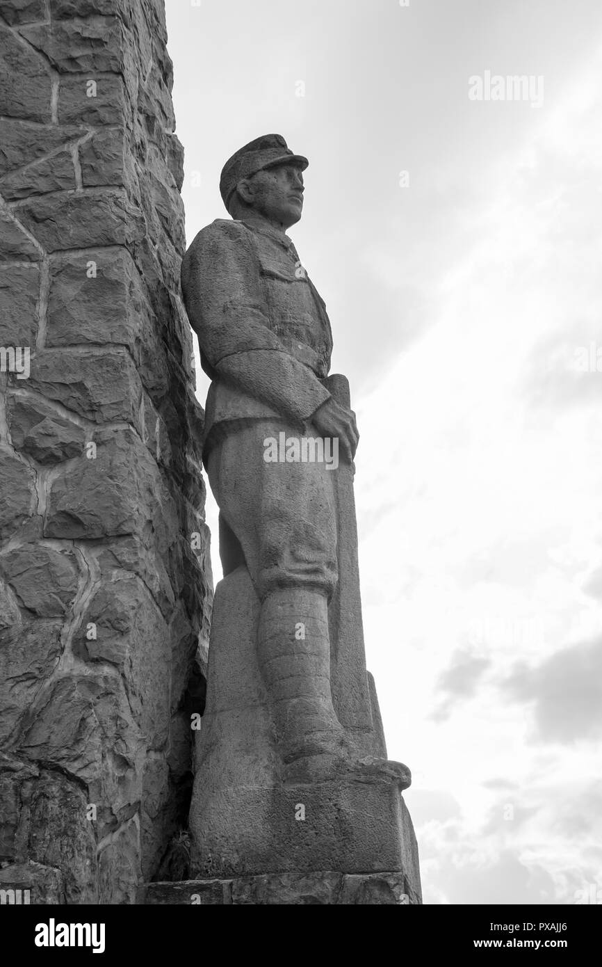 Liptovsky Hradok SLOWAKEI - AUGUST 2018: War Memorial Statue von Soldat auf August 2018 in Liptovsky Hradok, Slowakei Stockfoto