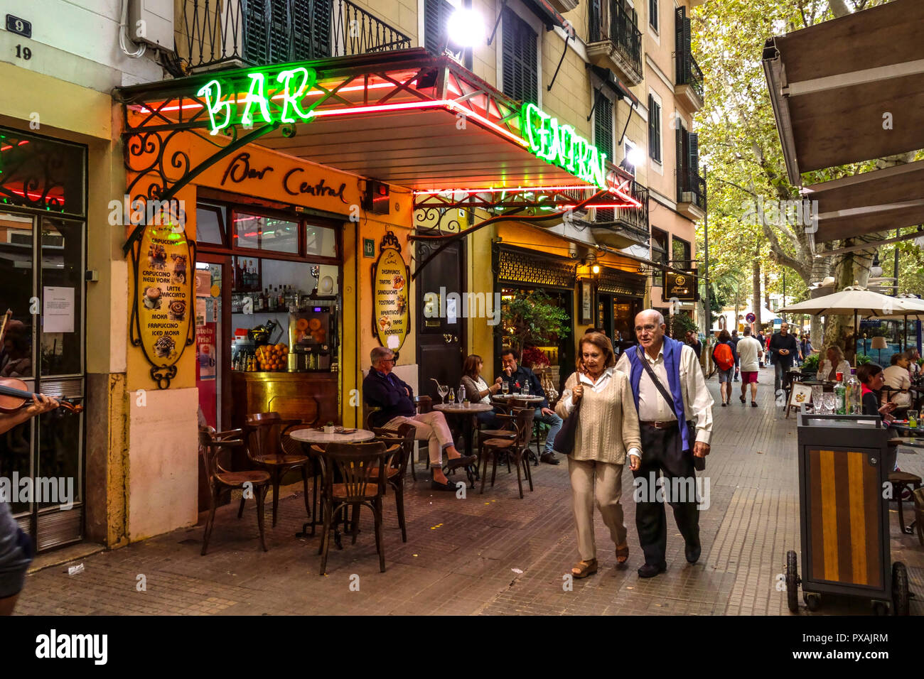 Bar Central Palma Altstadt Leute, die an der Placa de Weyler Straße Palma de Mallorca vorbeifahren, Spanien alte Touristen zu Fuß in der Altstadt Stockfoto