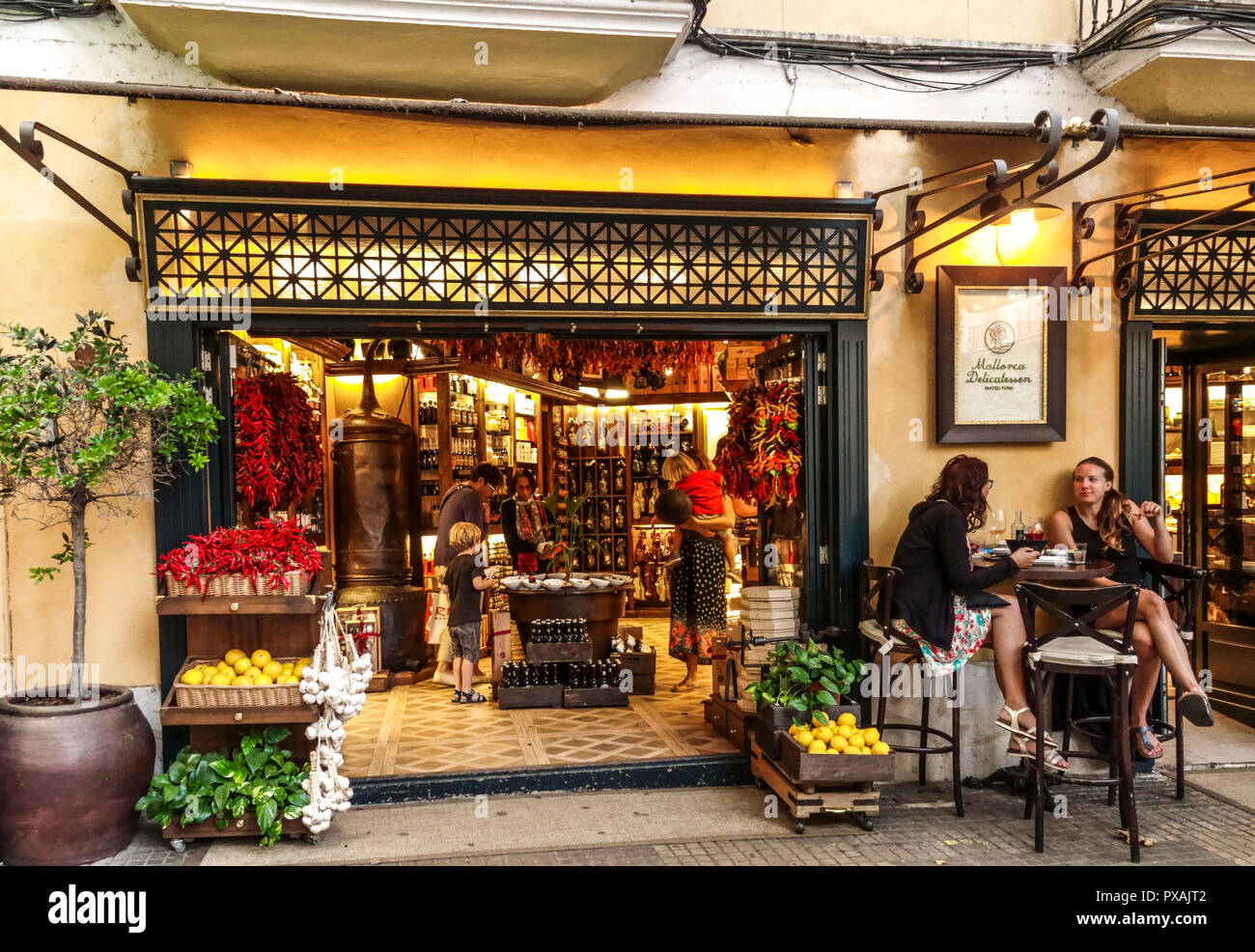 Palma de Mallorca Altstadt Feinkostgeschäft und Bar, Placa de Weyler, Palma de Mallorca Bar Spanien Straße Stockfoto