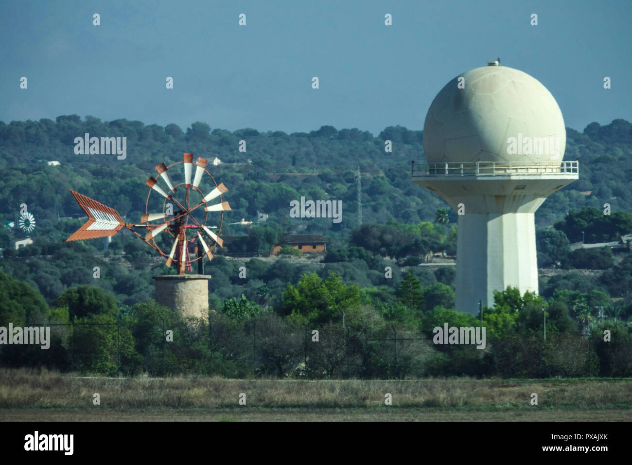 Palma de Mallorca, Radar und Windmühle am Flughafen, Spanien Flugsicherungsradar Stockfoto